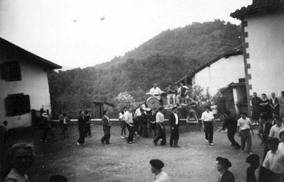 Sauts basques lors des fêtes de Jaxu (Basse-Navarre), le 13 septembre 1949. Sauts basques lors des fêtes de Jaxu (Basse-Navarre), le 13 septembre 1949.