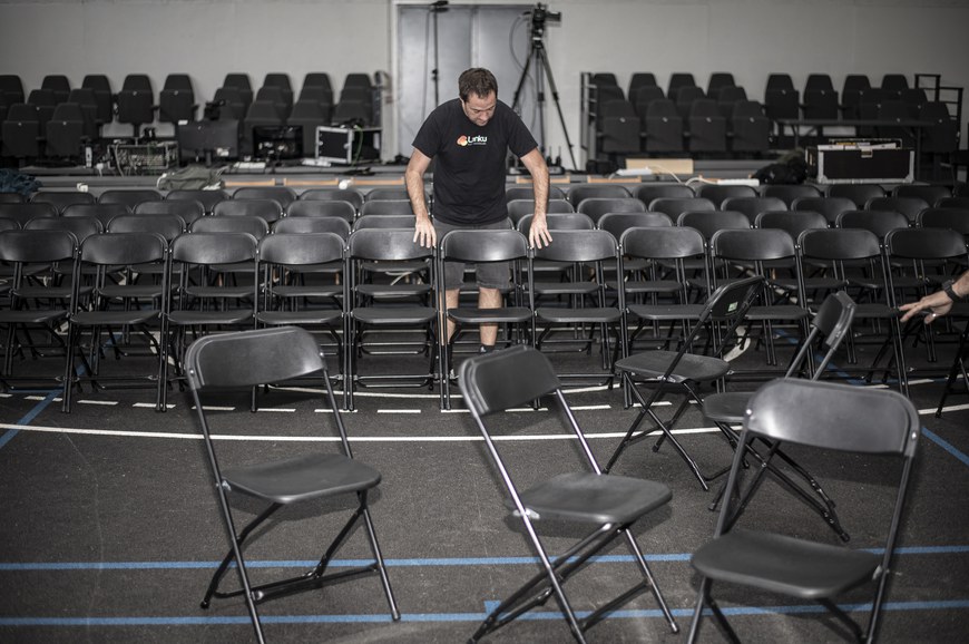 Installation des chaises dans la salle municipale de Gotein © Patxi Beltzaiz
