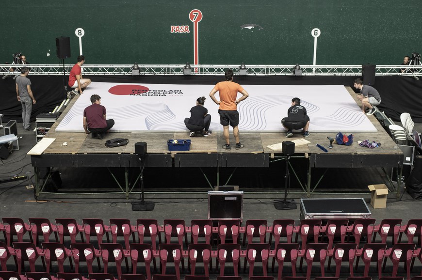 Montage de la scène au Jai Alai de St-Jean-Pied-de-Port © Patxi Beltzaiz