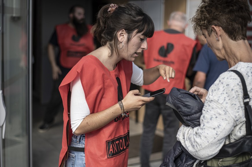 Contrôle des billets à l'entrée de la salle municipale de Gotein © Patxi Beltzaiz