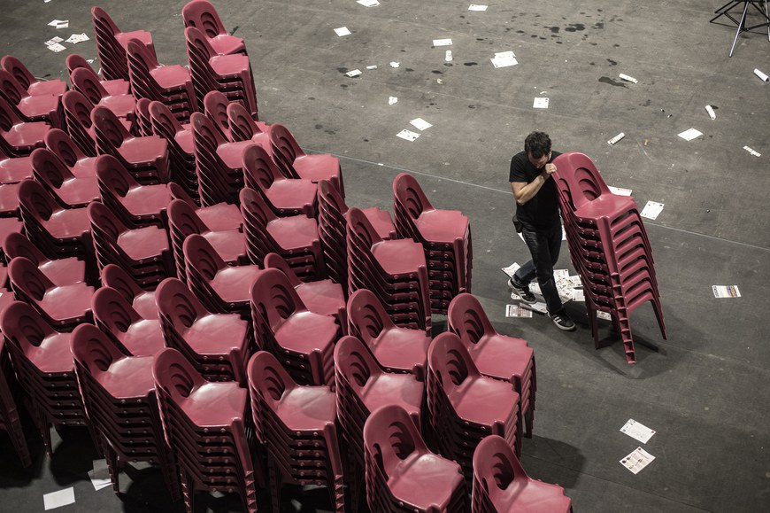 Rangement des chaises après la session au Jai Alai de Donibane Garazi © Patxi Beltzaiz