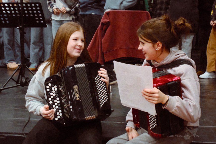 Anje Duhalde + 250 ikasle - Répétition générale ©Lorentxa Saragueta 