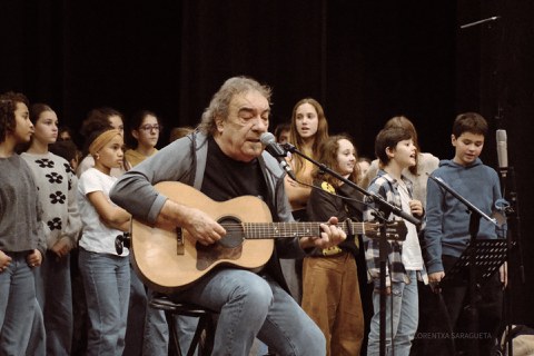 250 collégiens chantent avec Anje Duhalde