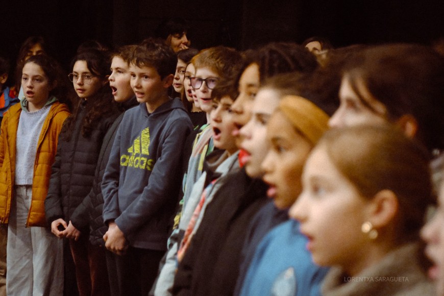Anje Duhalde + 250 ikasle - Répétition générale ©Lorentxa Saragueta