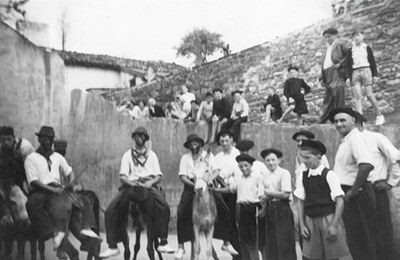 Hommes grimés de noir, chevauchant des ânes à l'envers lors des fêtes de Jatxou (Basse-Navarre) en 1949. Évocation des Asto lasterrak ? Fonds de la famille Catherine Etcheverry