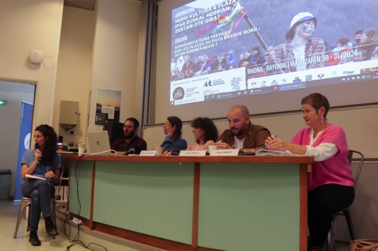 Table ronde, 2024 CC-BY-SA Jakes Larre