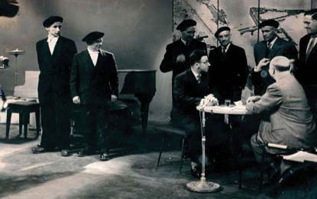 bertsulariak_parise_1958_mu.jpg Concours de bertsularis à Paris à la Maison des basques. 18/05/1958. Source : Bidegileak, Pierre Bordazahar "Etxahun Iruri"