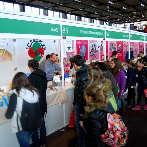 Visite du Salon de Durango par des agents des bibliothèques et médiathèques d'Iparralde