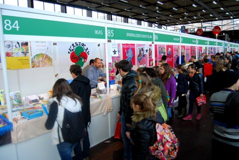 Visite du Salon de Durango par des agents des bibliothèques et médiathèques d'Iparralde
