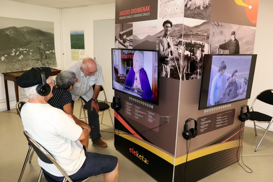 Des visiteurs de l'exposition à la Médiathèque de Mauléon (Photo: CC-BY-SA Jakes Larre - ICB) Des visiteurs de l'exposition à la Médiathèque de Mauléon (Photo: CC-BY-SA Jakes Larre - ICB)