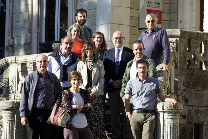 Une partie des membres du Conseil d'administration de l'ICB du 2 juillet 2022 : de bas en haut, Mikel ERRAMOUSPÉ, Marie-André OURET, Antton CURUTCHARRY, vice-président Culture de la CAPB, Andde SAINTE-MARIE, conseiller régional, Maider BEHOTEGUY, conseillère départementale, Johañe ETCHEBEST (directeur de l'ICB), Marie BIDART, Katixa DOLHARÉ-CALDUMBIDE (présidente de l'ICB), Philippe LE MOING-SURZUR, sous-préfet de Bayonne,  Xabi ETCHEVERRY, Peio SOULÉ  © Jakes Larre - ICB