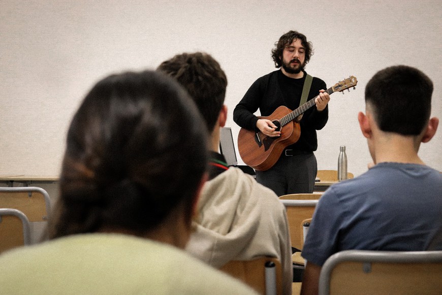Ibai Osinaga (Ibil Bedi) au lycée Etxepare de Bayonne - CC-BY-SA - ICB - Lucie Lohier Ibai Osinaga (Ibil Bedi) au lycée Etxepare de Bayonne - CC-BY-SA - ICB - Lucie Lohier