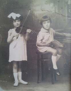 Antoinette, 6 ans, avec son violon Antoinette, 6 ans, avec son violon