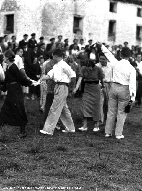 Danse et contextes protocolaires civils en Pays Basque Sud : la société en miroir 