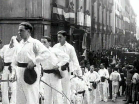 Danseurs à l’épée à l’entrée de l’église (Gipuzkoa, aux environs de 1920)