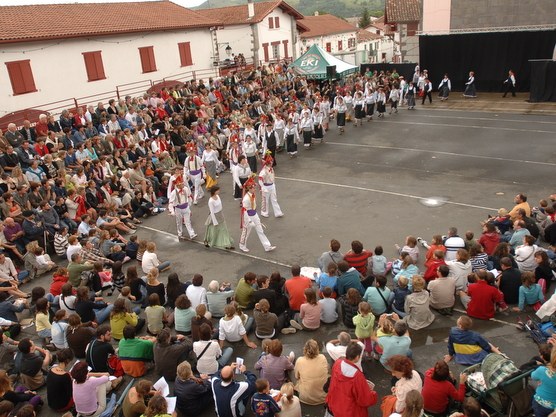 “Dantza-khorda” (danse en chaîne) à Itxassou (Labourd) 