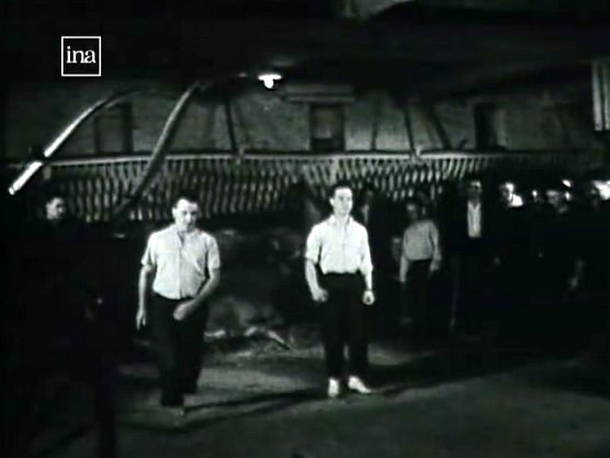 Répétition de danseurs souletins dans une étable (1959)