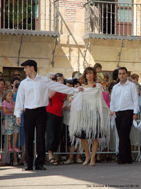 Danse et régulation des alliances entre maisons 