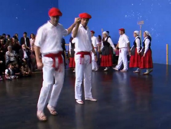 Danse en chaîne "Erregelak" à Abadiño (Biscaye)