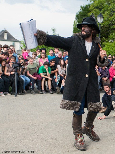 Une soupape de sécurité ? Traditions dansées et satire sociale  