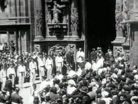 Danseurs sur le parvis d'une église (Gipuzkoa, vers 1923)