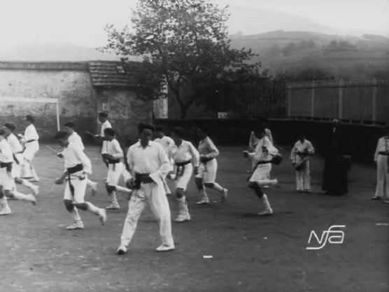 Jeunes danseurs à l'épée à Lekaroz (Navarre, 1927)
