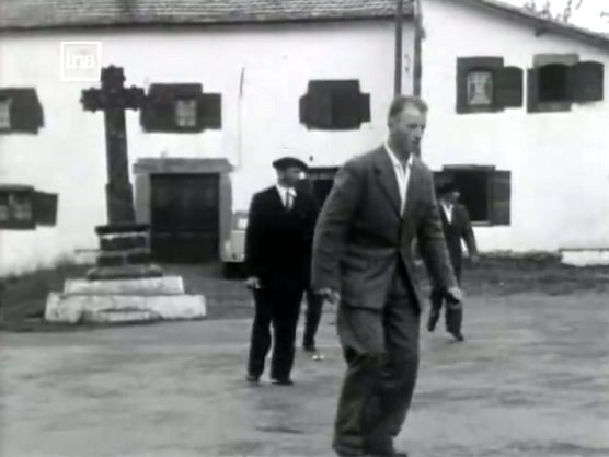 Sauts basques sur la place d'Hélette (Basse-Navarre, 1958)