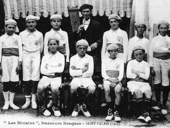 Txirulari avec son tambourin à cordes (Basse-Navarre, Pays de Mixe, 1925)